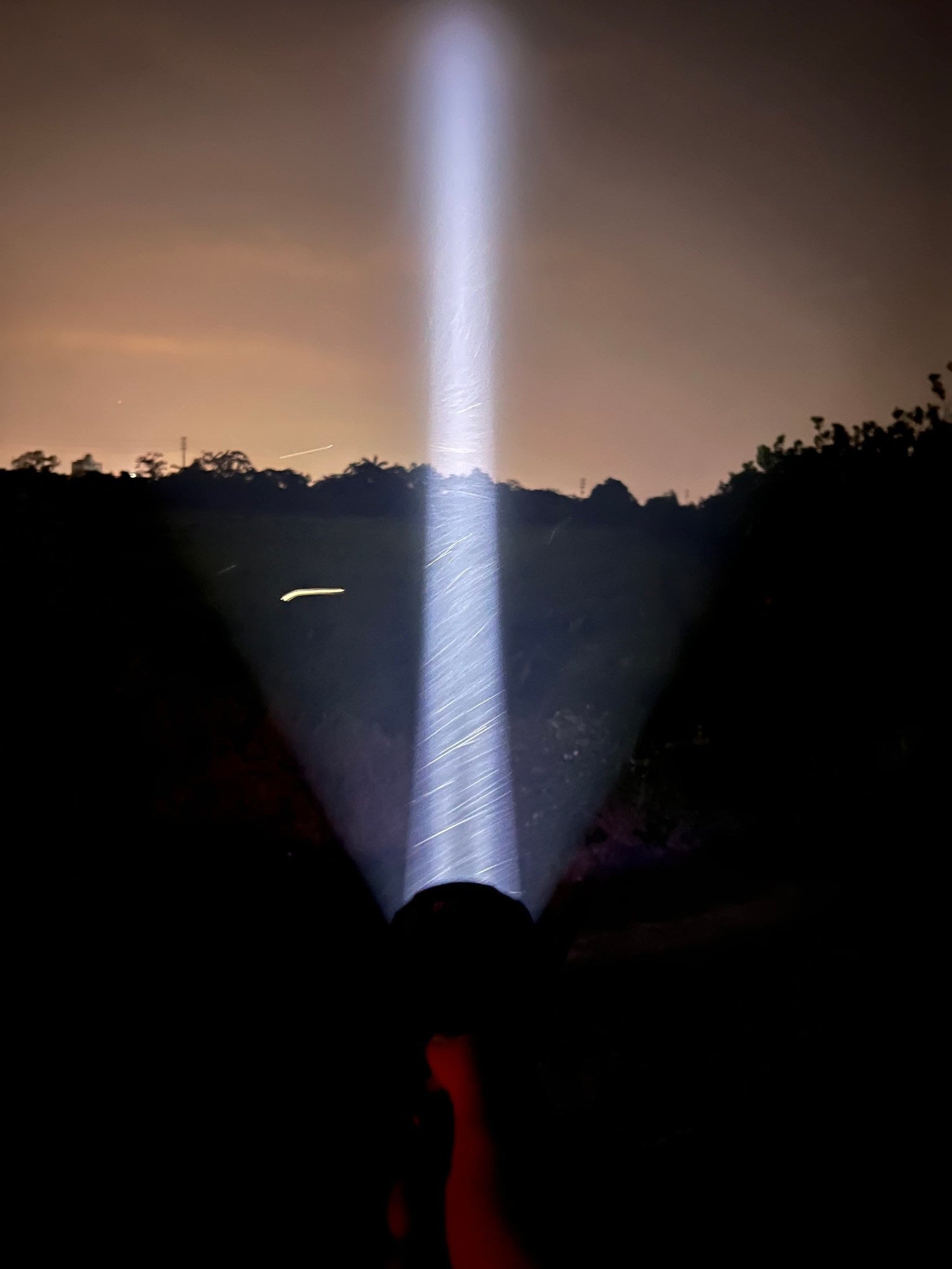 SPERAS T217 V3 1500m extreme long throw hunting flashlight piercing through the night sky