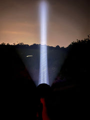 SPERAS T217 V3 1500m extreme long throw hunting flashlight piercing through the night sky