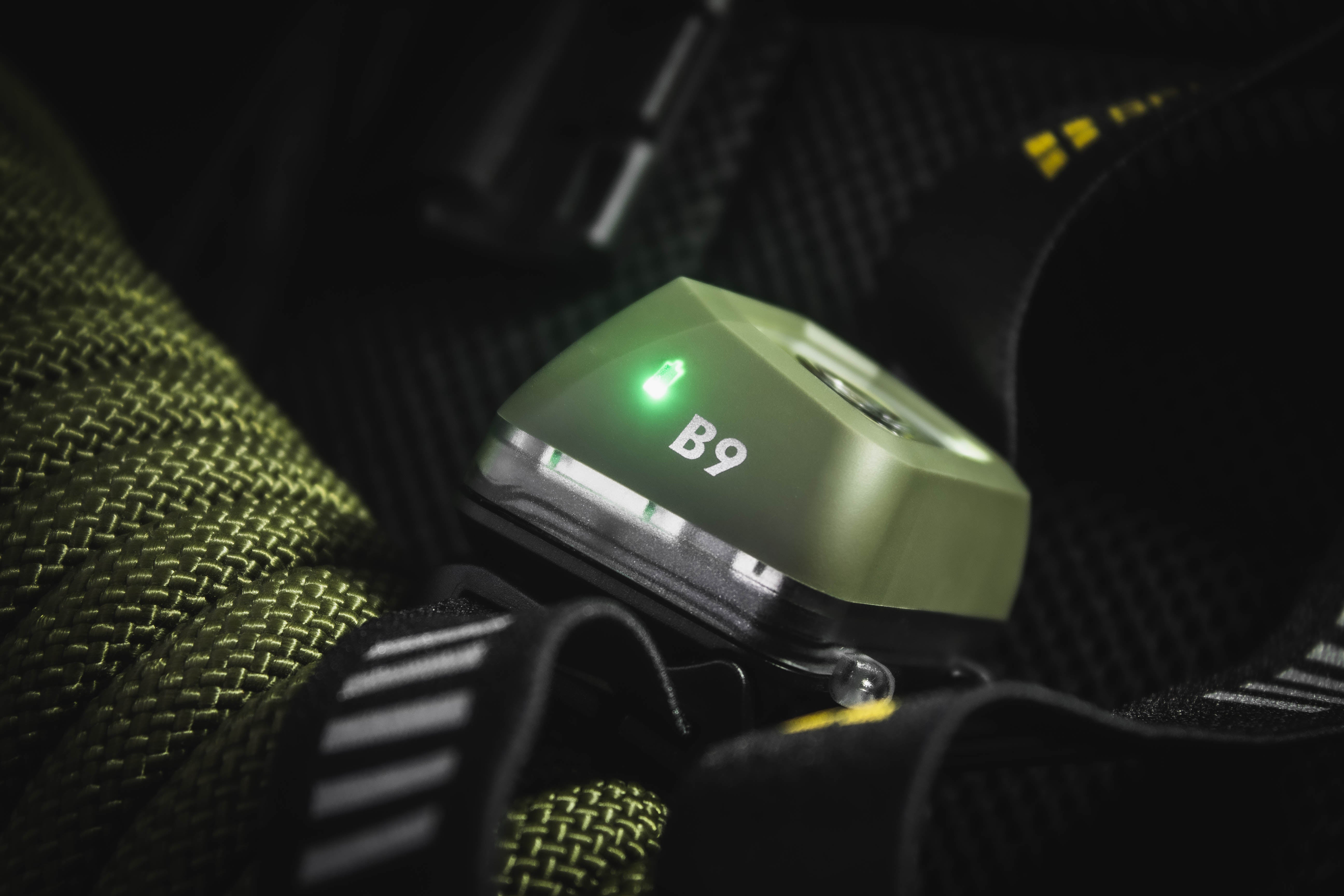 Smart LED battery level indicator on the top of the SPERAS B9 rechargeable headlamp