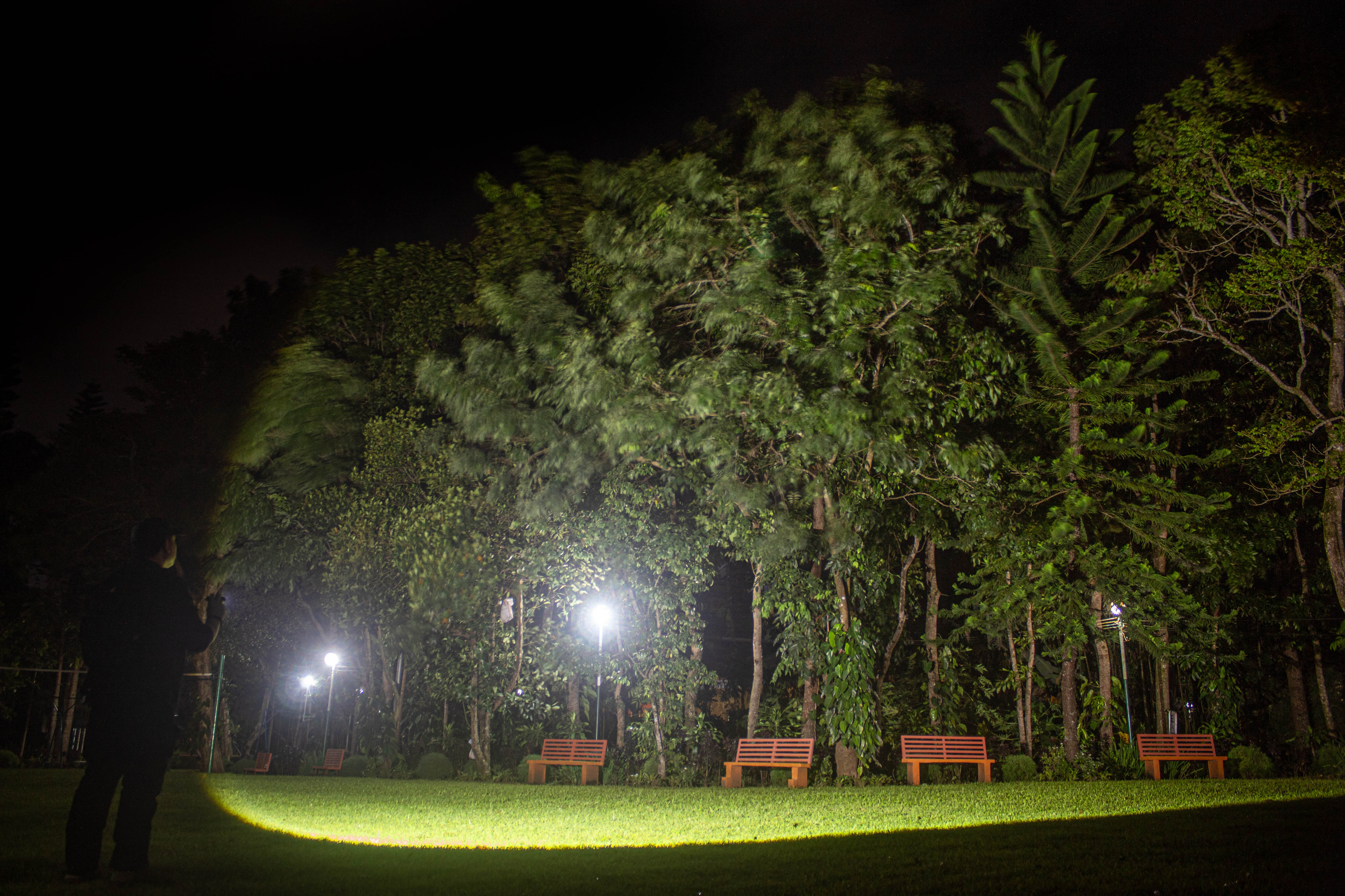 SPERAS PZ21 2700-lumen hunting flashlight illuminating a wide outdoor area in floodlight mode